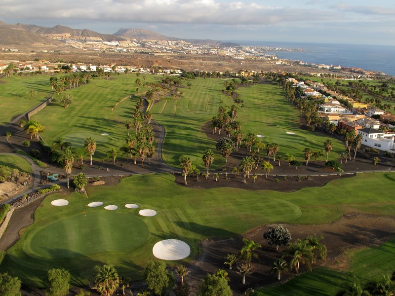 Hoyo del Golf Costa Adeje con muros de piedra volcánica y vistas a la costa de Tenerife