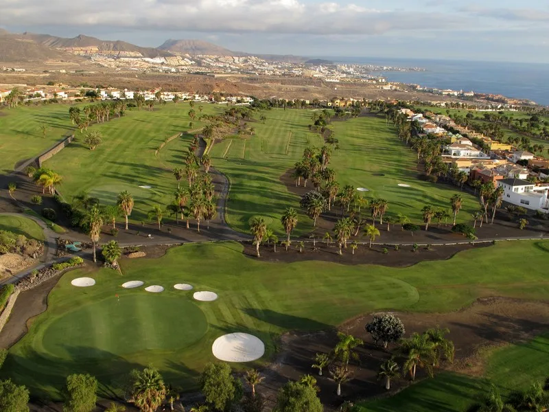 Buca del Golf Costa Adeje con muri di pietra vulcanica e vista sulla costa di Tenerife