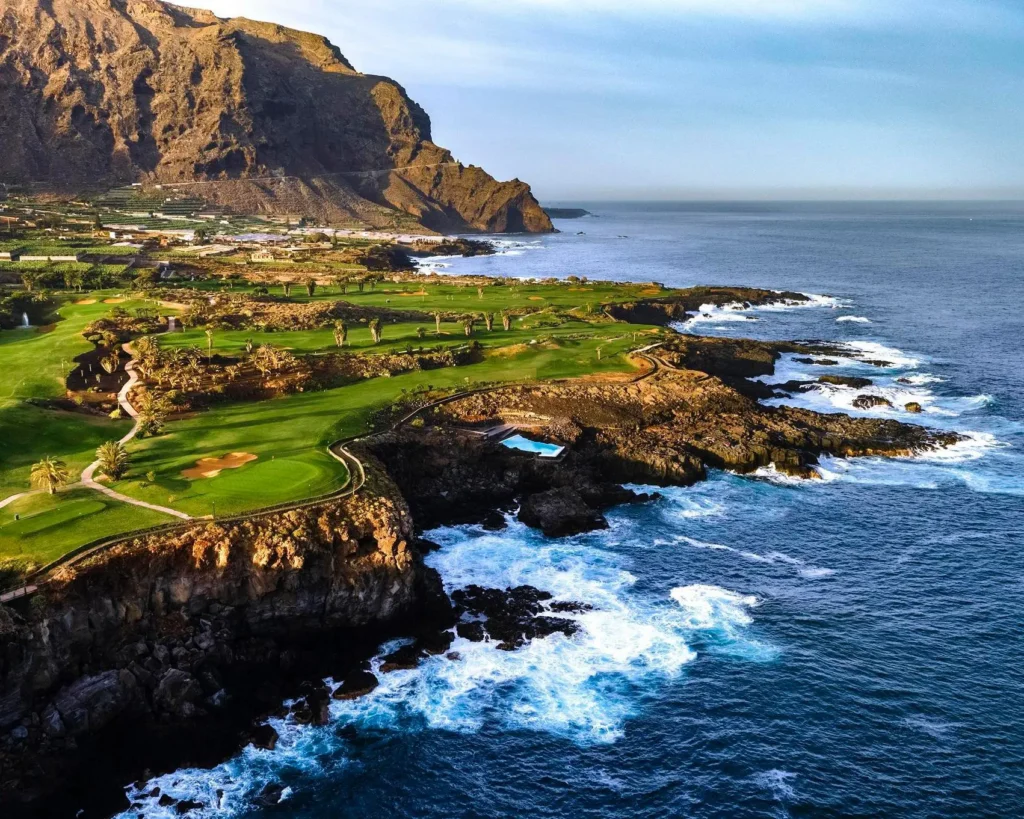 Hoyo junto al acantilado en Buenavista Golf con el océano Atlántico al fondo, Tenerife norte