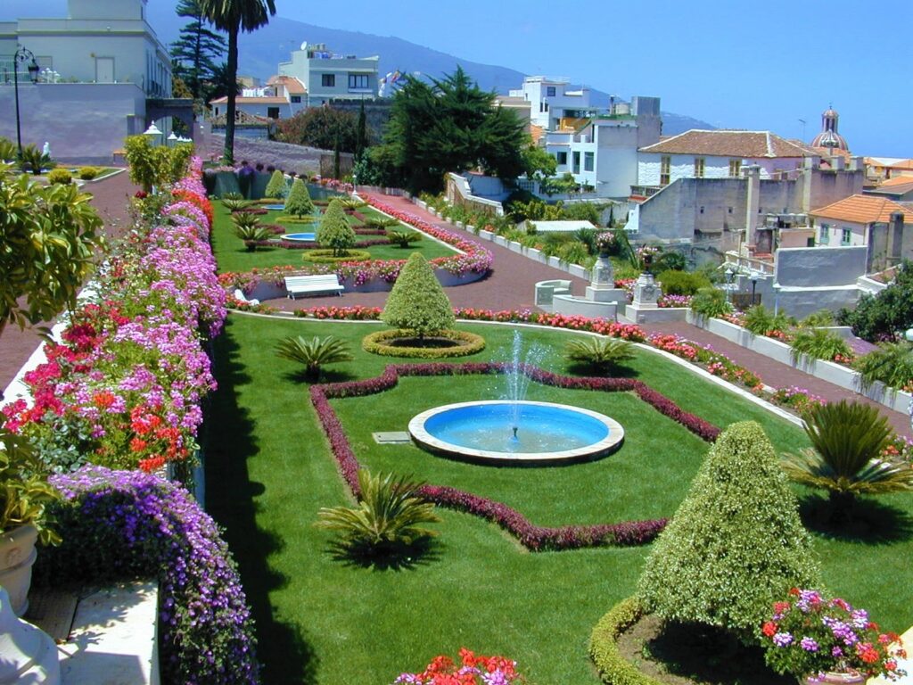 Jardines Victoria La Orotava con terrazas escalonadas, palmeras y vistas al valle, norte de Tenerife