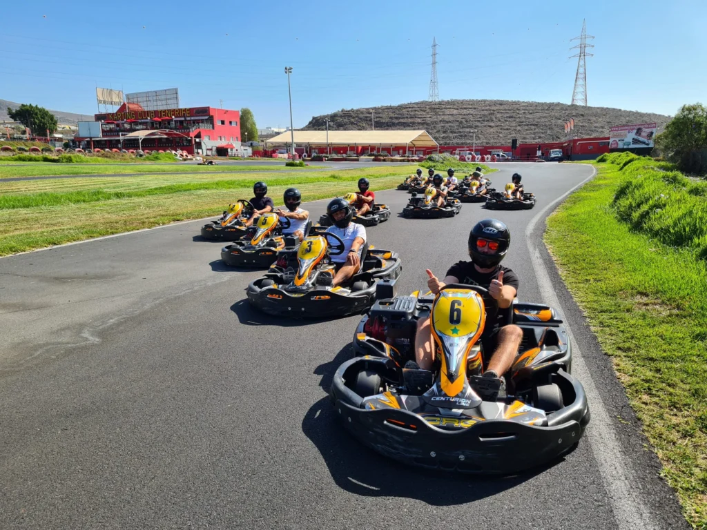 Karts en pista en el Karting Club Tenerife con el circuito senior y vistas al sur de Tenerife