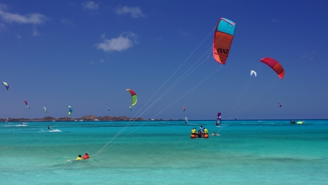 Kitesurf en Corralejo Fuerteventura Flag Beach con viento y las dunas al fondo