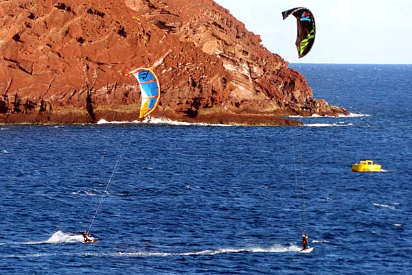 Kitesurf en Playa La Tejita al atardecer con Montaña Roja, El Médano, Tenerife