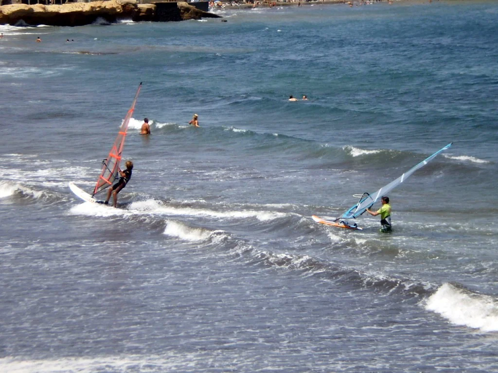 surf en Playa Leocadio Machado El Médano con viento fuerte y oleaje, Tenerife
