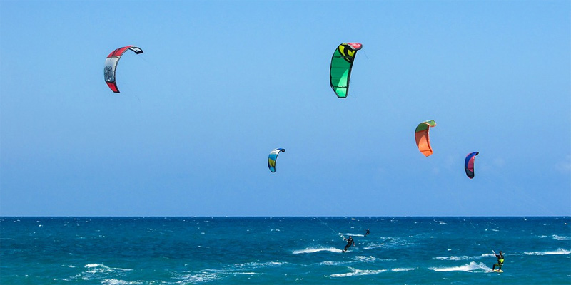 Kitesurfistas en la Playa El Cabezo El Médano con Montaña Roja al fondo en Tenerife sur
