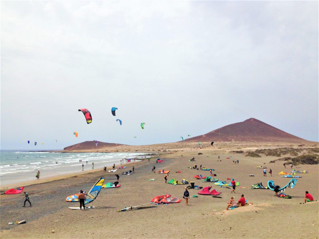 Kitesurfistas en la playa de El Médano con la Montaña Roja al fondo, sur de Tenerife