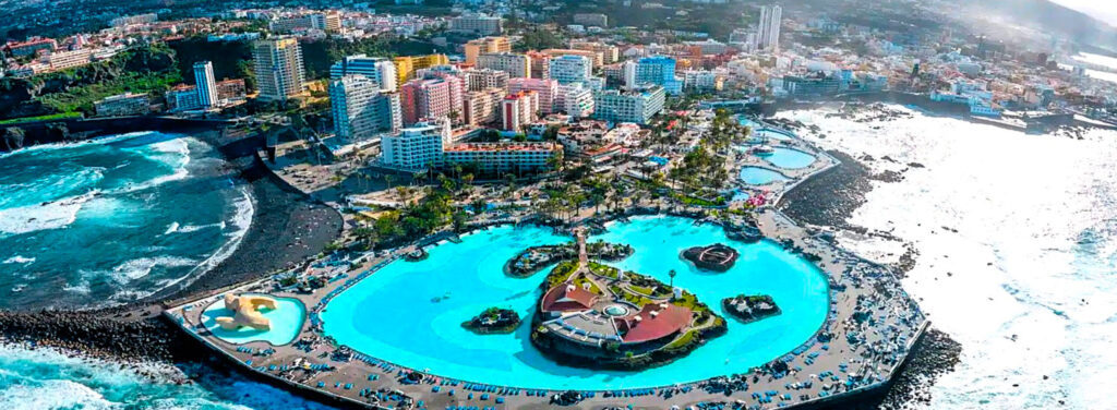 Lago Martiánez Puerto de la Cruz con piscinas de agua marina y géiser central en Tenerife