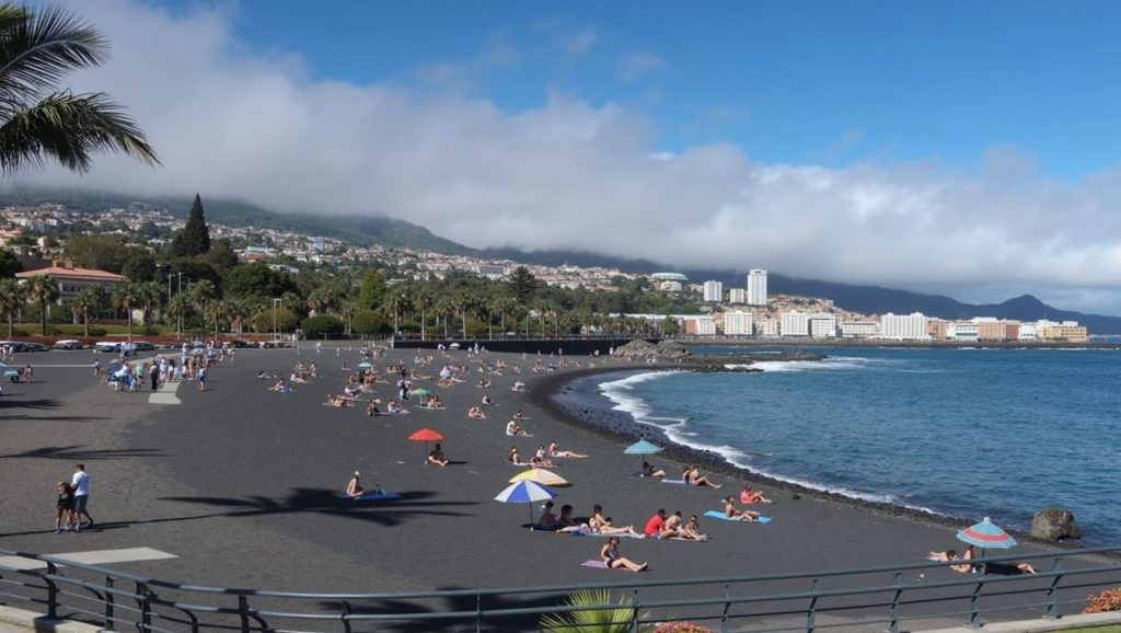 Litoral de Punta Brava Puerto de la Cruz con vistas al Atlántico y al Teide en Tenerife norte