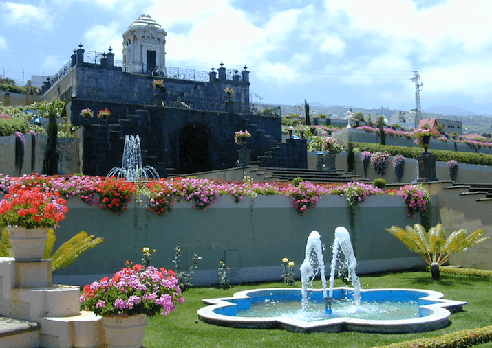 Mausoleo de mármol en los Jardines Victoria La Orotava con columnas corintias y terrazas verdes, Tenerife
