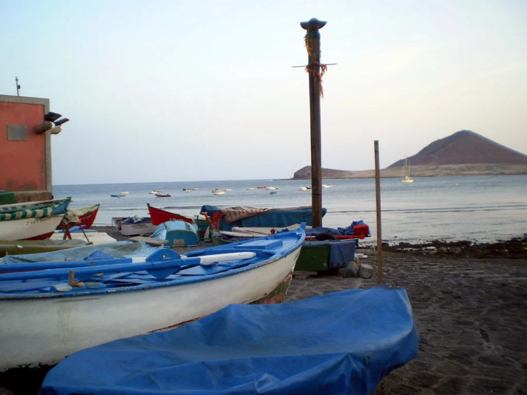 Muelle de El Médano con barcos pesqueros y la Montaña Roja al fondo, Granadilla de Abona, Tenerife