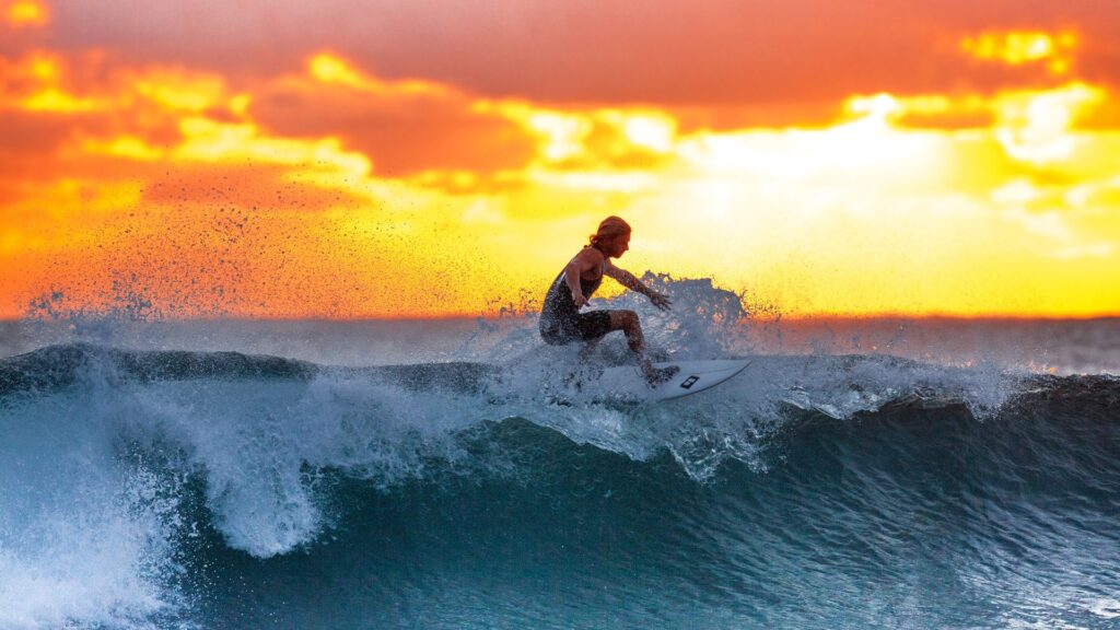 Olas en Pozo Izquierdo al atardecer, surf en Gran Canaria sur, Santa Lucía de Tirajana