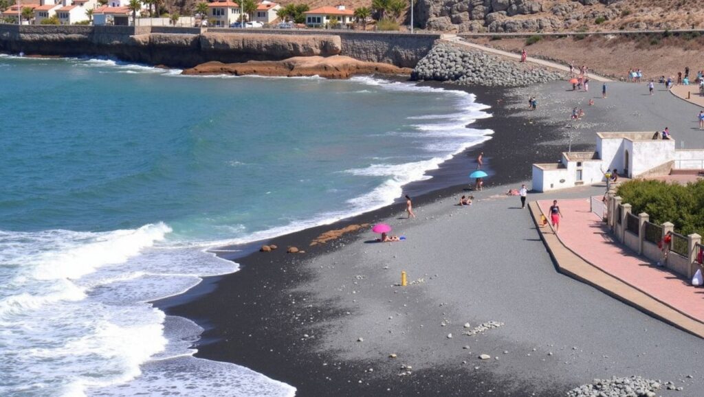 Orilla volcánica de la playa La Enramada La Caleta Costa Adeje con aguas azules y roca negra