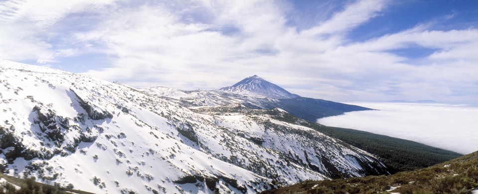 Parque Nacional del Teide con volcán Teide nevado y paisaje volcánico en Tenerife