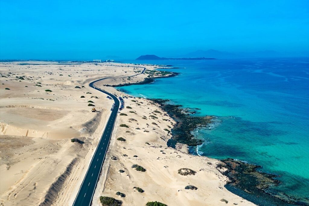 Parque Natural de las Dunas de Corralejo Fuerteventura con arena blanca y el mar al fondo