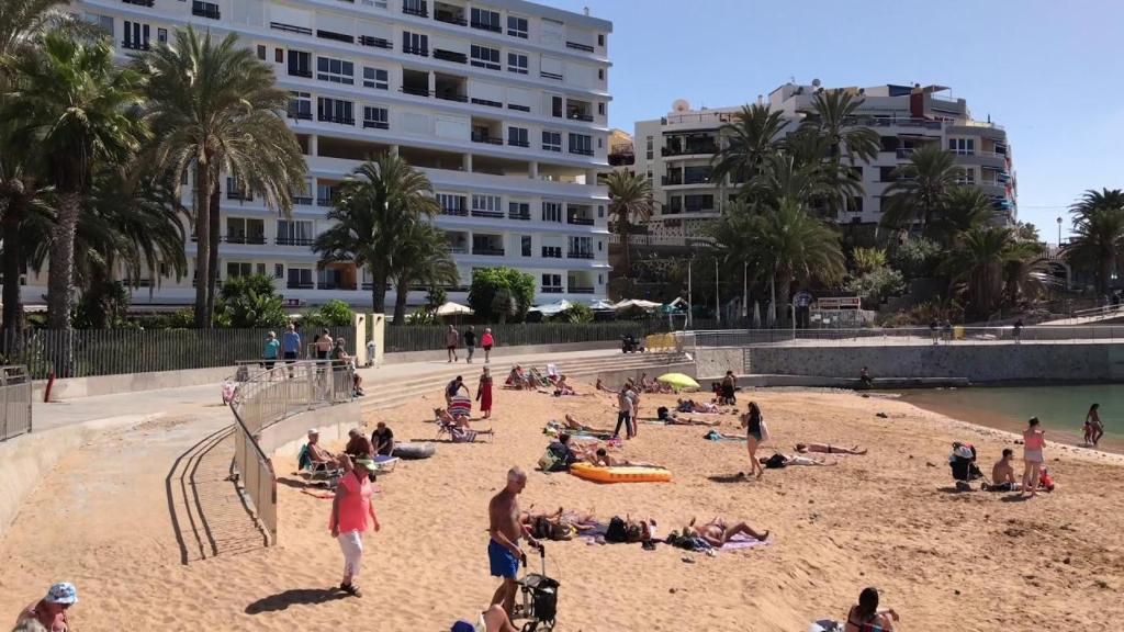 Paseo costero de playa La Lajilla en Arguineguín con vistas al Atlántico, Gran Canaria
