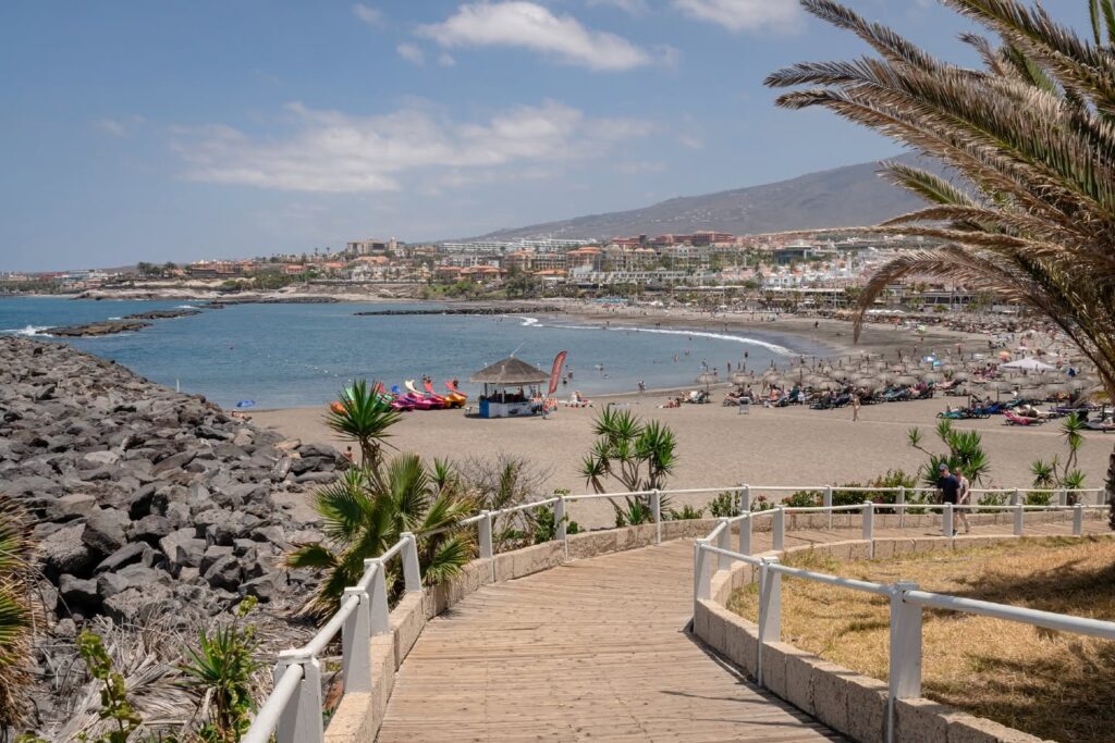 Paseo de Torviscas junto a la playa Torviscas Costa Adeje con terrazas y vistas al Atlántico Tenerife