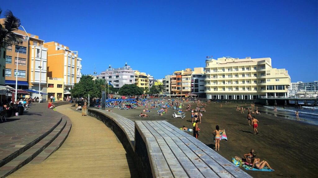 Paseo marítimo de El Médano junto a la playa dorada en Tenerife sur