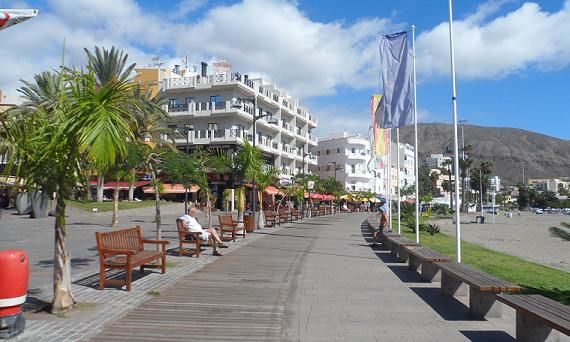 Paseo marítimo de Los Cristianos Tenerife con bares y restaurantes junto a la Playa de Los Cristianos, Arona