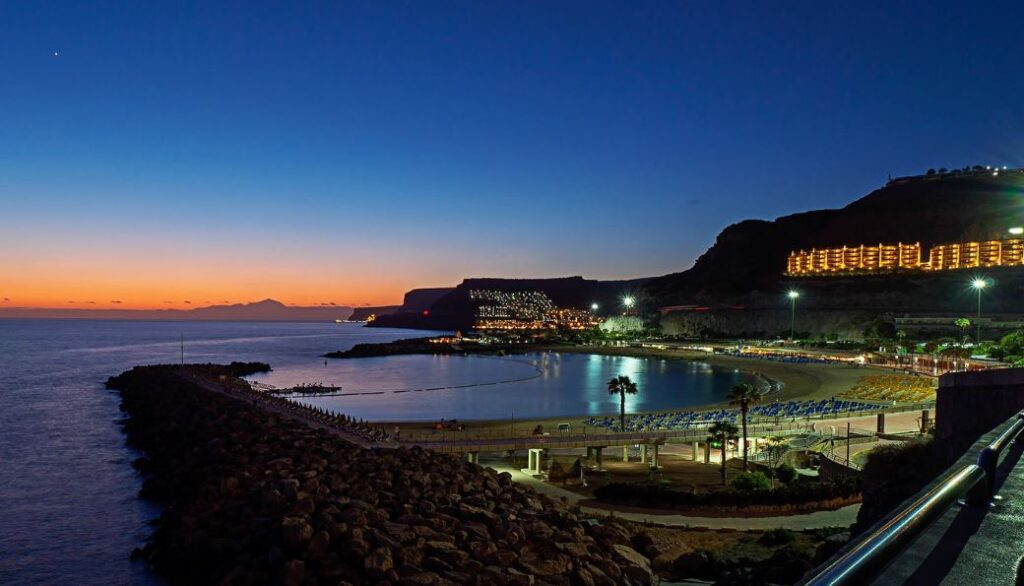 Paseo marítimo de Playa Amadores al atardecer en Mogán, Gran Canaria