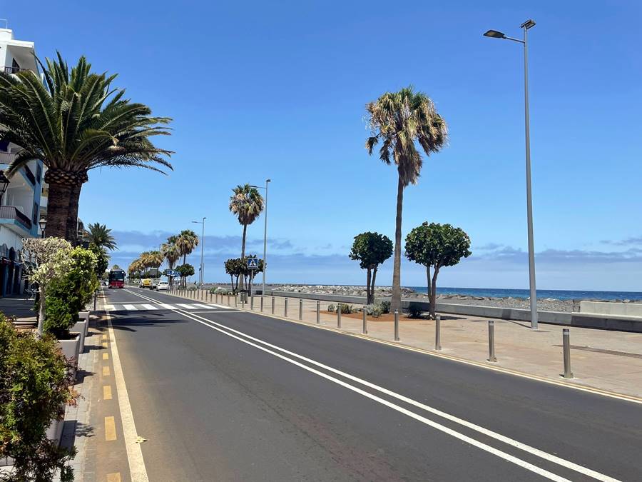 Paseo marítimo de Santa Cruz de La Palma al atardecer con la bahía y el Atlántico, capital de La Palma