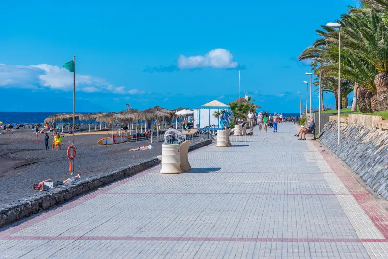 Paseo marítimo de la Playa El Beril Costa Adeje con palmeras y vistas al Atlántico en Tenerife
