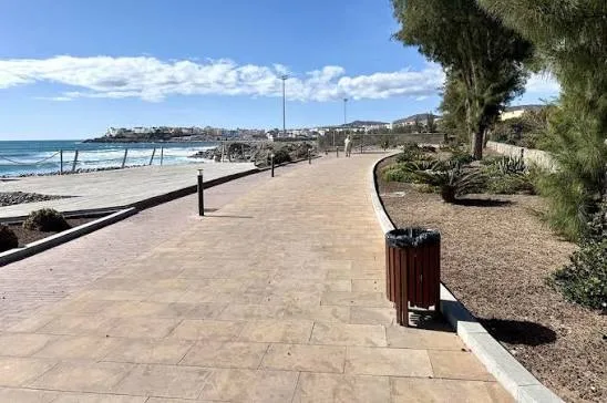 Paseo marítimo de la playa El Perchel en Arguineguín con graderío y vistas al Atlántico, Gran Canaria