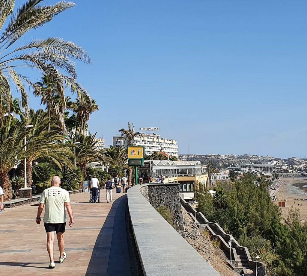 Paseo marítimo de la playa del Inglés con hoteles y Atlántico al fondo, Gran Canaria sur