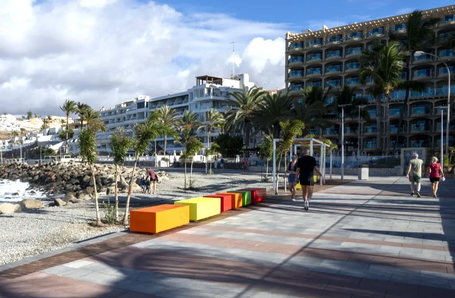 Paseo marítimo de playa Las Marañuelas en Arguineguín con vistas al puerto, Mogán, Gran Canaria