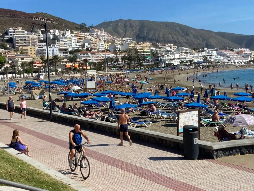 Paseo marítimo junto a la Playa Las Vistas en Los Cristianos Arona Tenerife con vistas al Atlántico