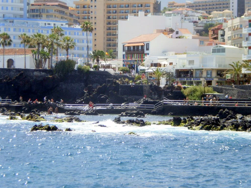 Paseo marítimo junto a la Playa San Telmo en Puerto de la Cruz con vistas al Atlántico y Tenerife norte