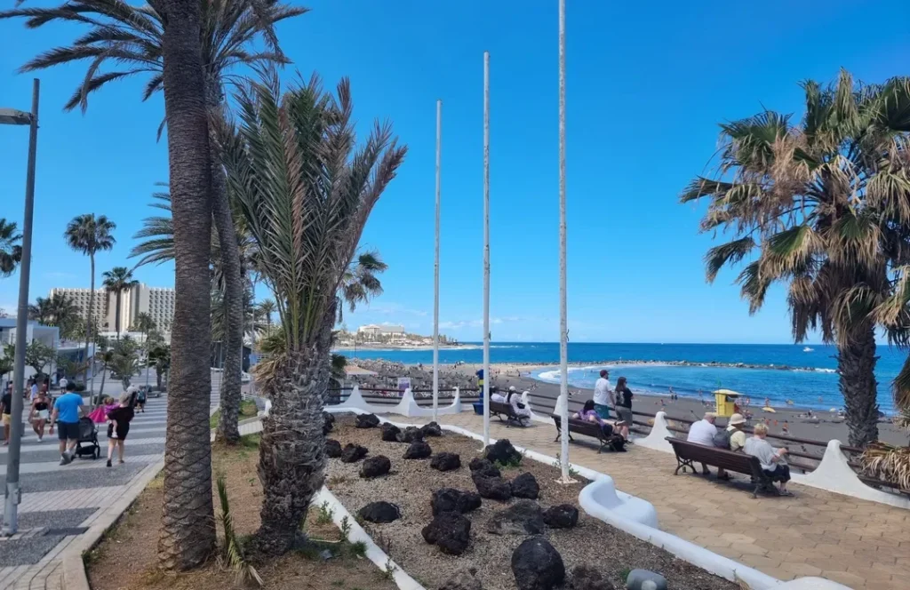 Paseo marítimo junto a la playa de Troya en Costa Adeje Tenerife con vistas al Atlántico