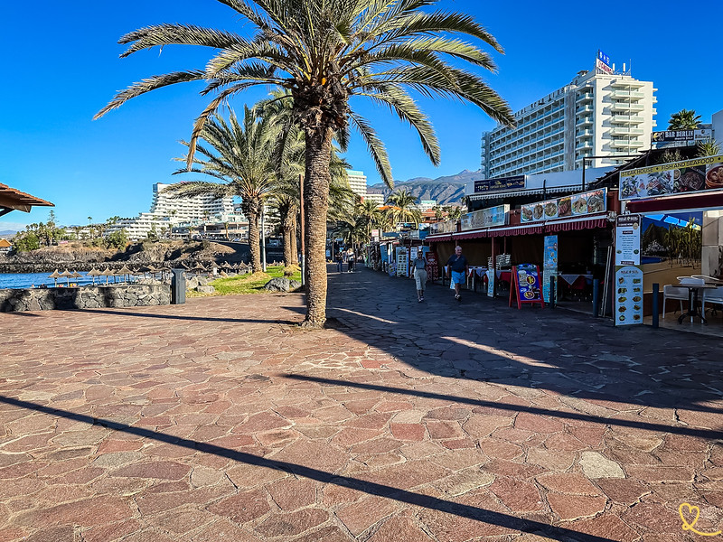 Paseo marítimo junto a la playa del Bobo en Tenerife con Costa Adeje al fondo