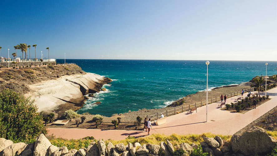 Paseo marítimo junto a la playa del Duque en Costa Adeje Tenerife con vistas al Atlántico y La Gomera