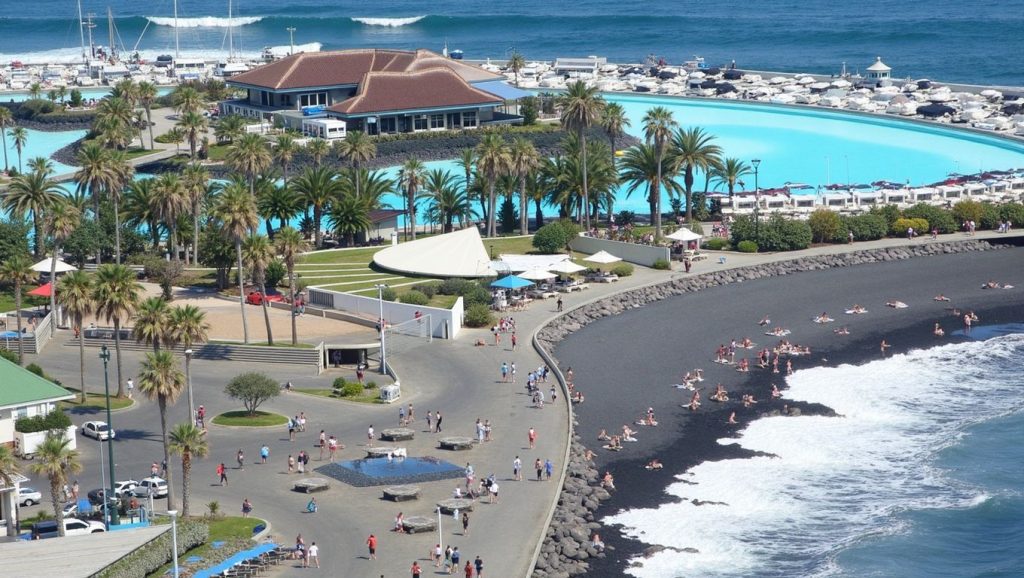 Paseo marítimo junto al Lago Martiánez en Puerto de la Cruz con vistas al Atlántico y el Teide Tenerife