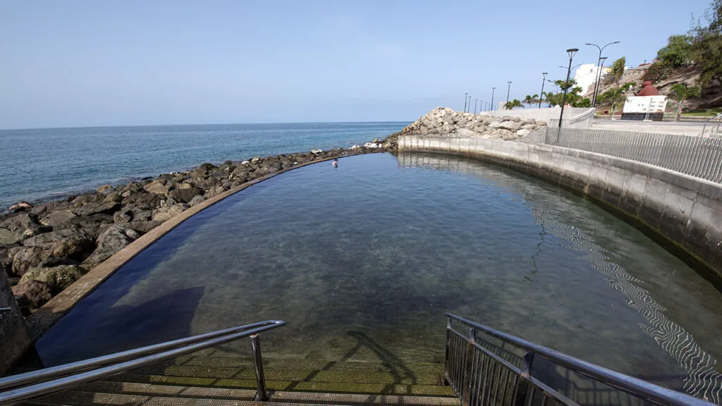 Piscina natural intermareal de la playa El Perchel en Arguineguín con rocas volcánicas, Gran Canaria