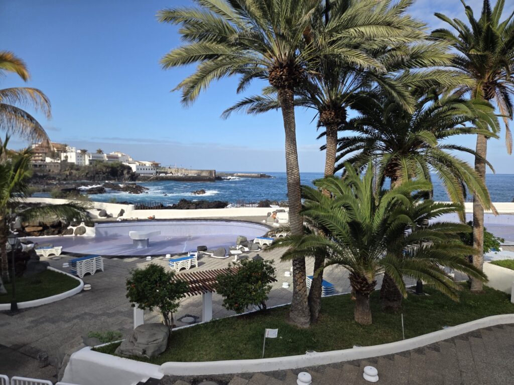 Piscinas del Lago Martiánez con diseño de César Manrique y palmeras canarias en Puerto de la Cruz Tenerife