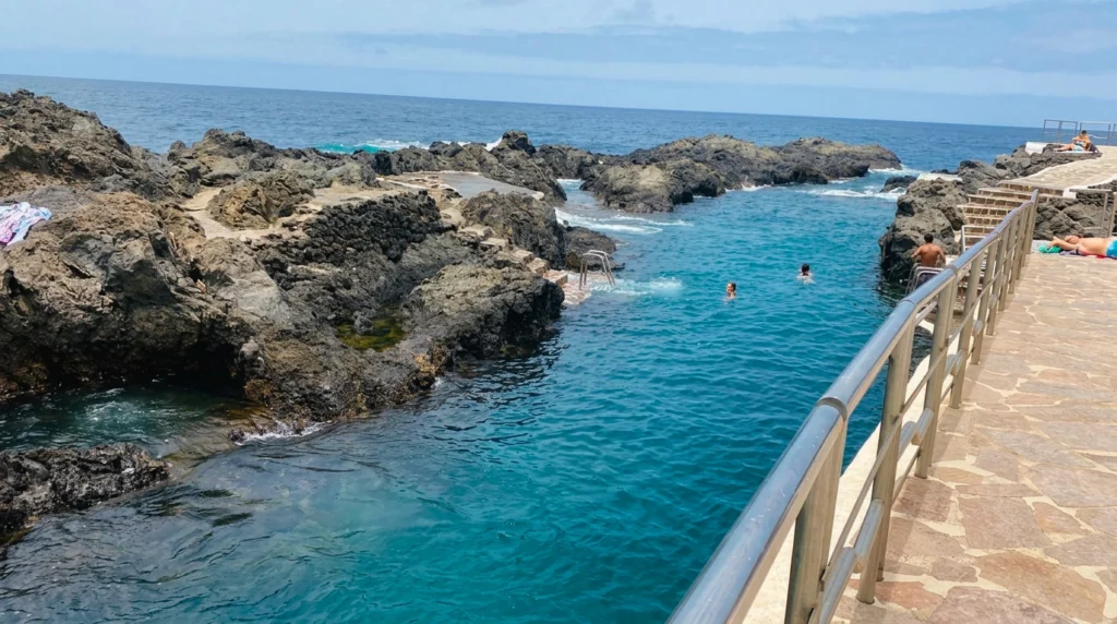 Piscinas naturales de El Caletón en Garachico con la lava volcánica y el Atlántico, norte de Tenerife