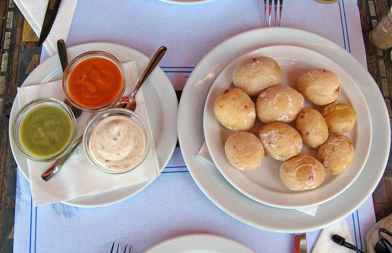 Plato de cocina canaria con papas arrugadas y mojo en Anfi del Mar