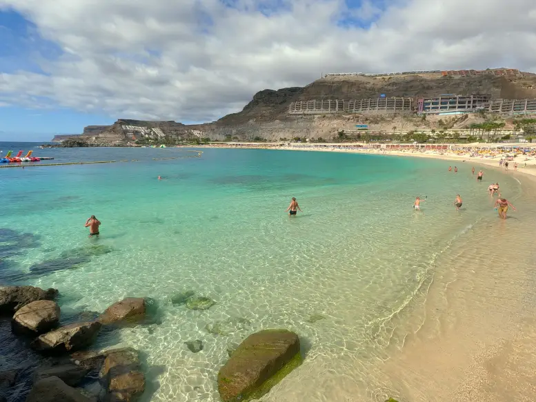 Playa Amadores con arena dorada y aguas turquesas en Mogán, Gran Canaria