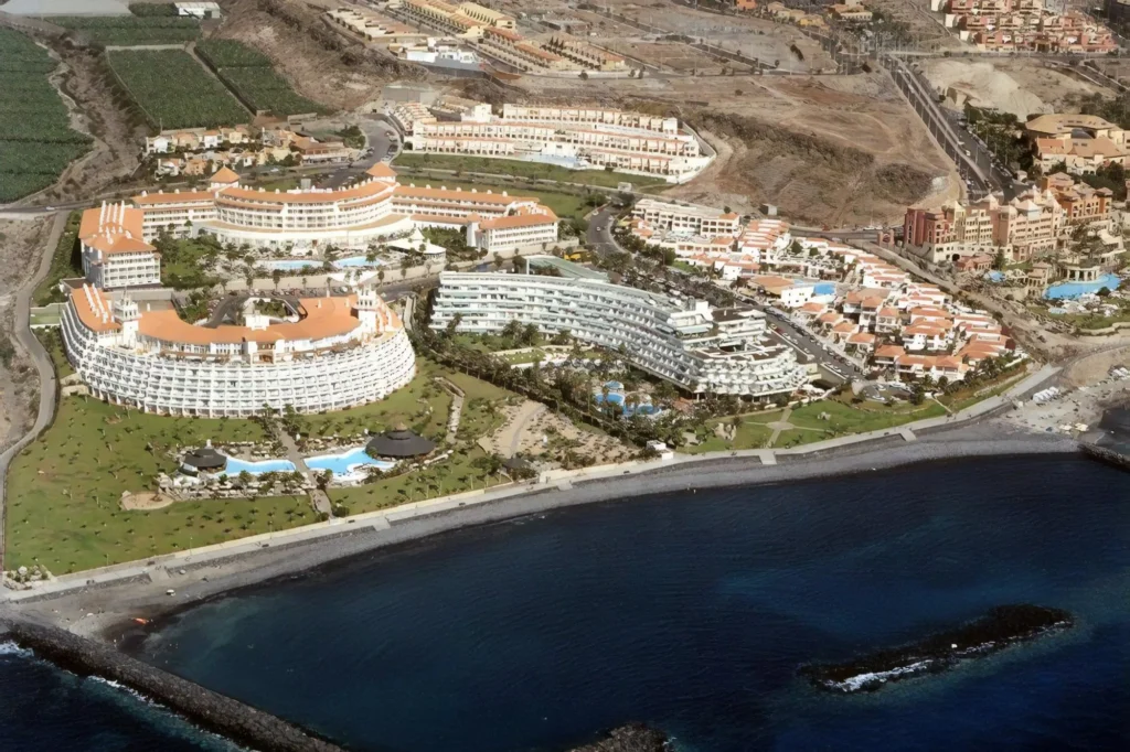 Playa El Beril Costa Adeje con arena oscura y aguas cristalinas en el sur de Tenerife