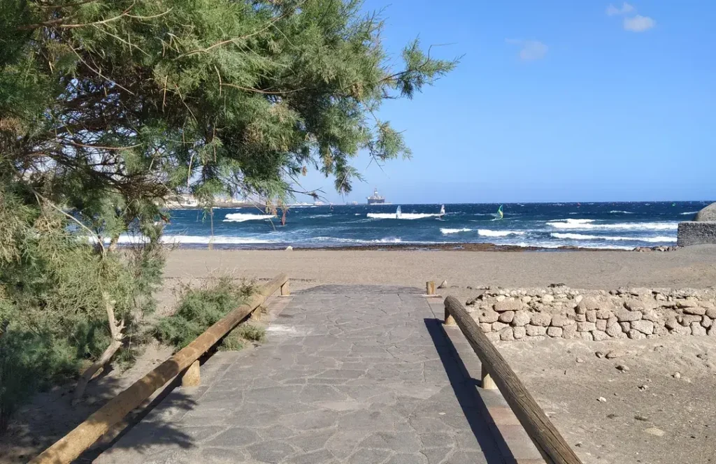 Playa El Cabezo El Médano con kitesurfistas y arena dorada en el sur de Tenerife