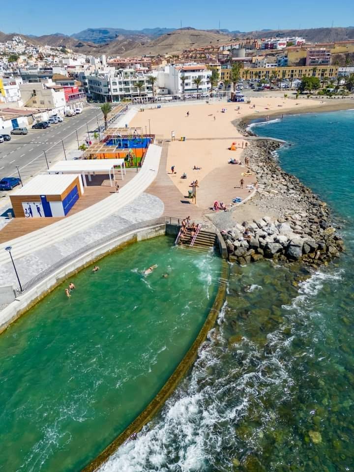 Playa El Perchel en Arguineguín con arena dorada y piscina natural, Mogán, Gran Canaria