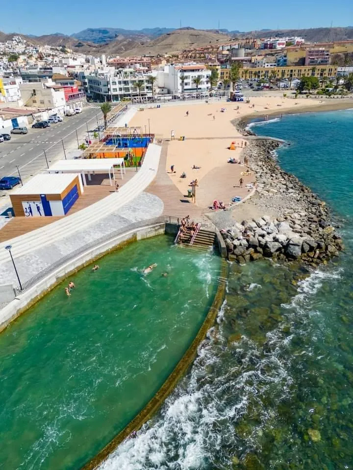 Playa El Perchel en Arguineguín con arena dorada y piscina natural, Mogán, Gran Canaria