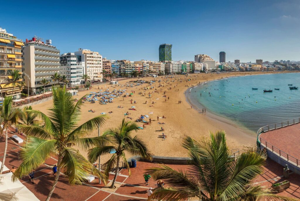 Playa Grande en Las Canteras con arena dorada y paseo marítimo, Las Palmas de Gran Canaria