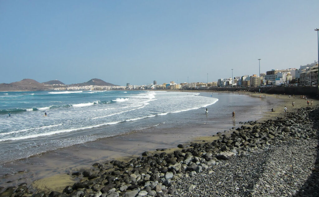 Playa La Cícer en Las Canteras con surfistas y oleaje atlántico, Las Palmas de Gran Canaria