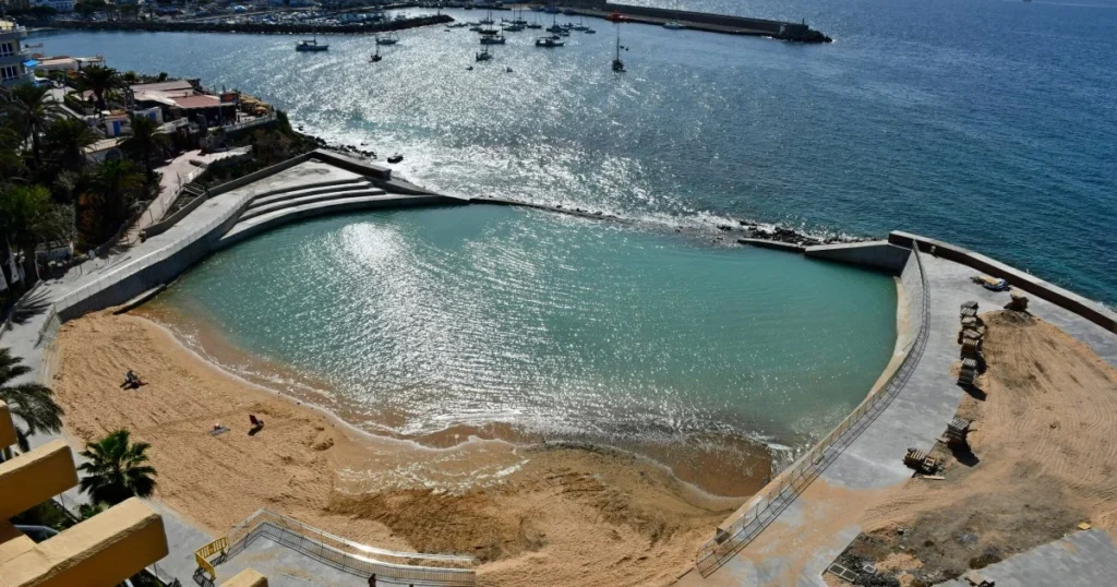 Playa La Lajilla en Arguineguín con arena dorada y piscina natural, Mogán, Gran Canaria