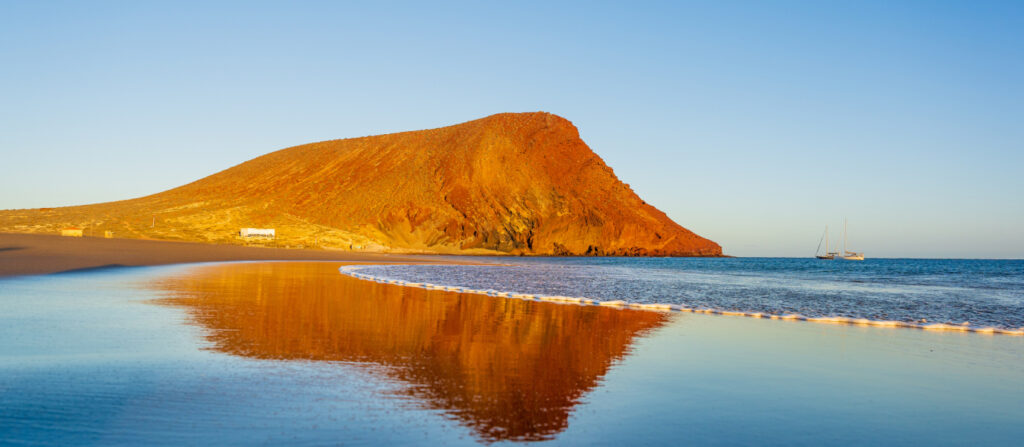 Playa La Tejita con Montaña Roja al fondo, arena dorada y aguas turquesas, El Médano, Tenerife