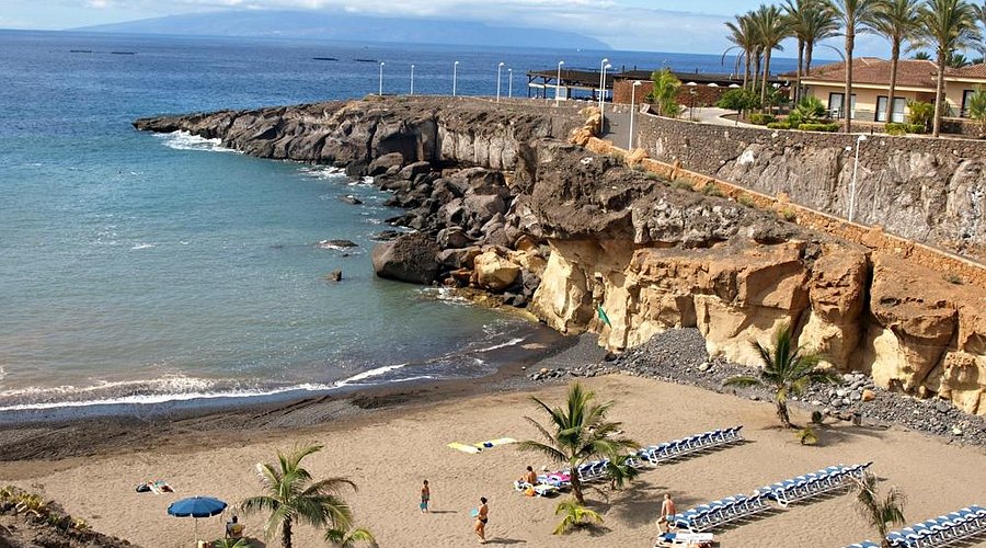 Playa Las Galgas en Playa Paraíso Adeje con arena dorada y roca volcánica en Costa Adeje Tenerife