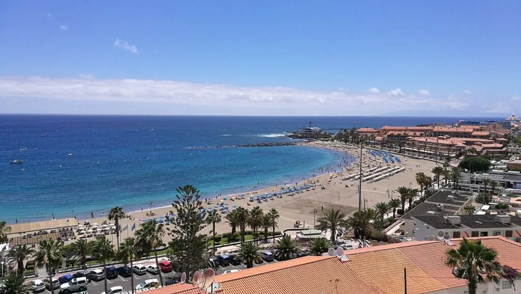 Playa Las Vistas Los Cristianos Tenerife con arena dorada y aguas tranquilas en Arona