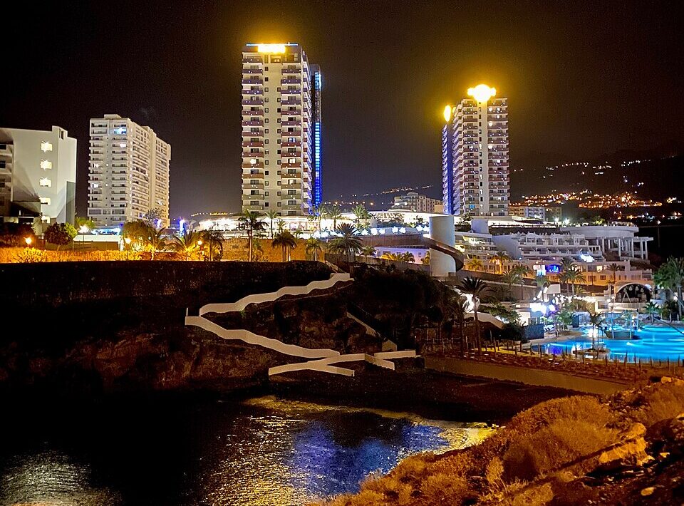 Playa Paraíso Adeje con cala volcánica y aguas turquesas en el sur de Tenerife al atardecer
